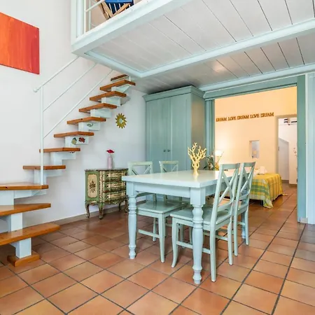 아파트 Colors House On The By Pleiades 칼람브로네